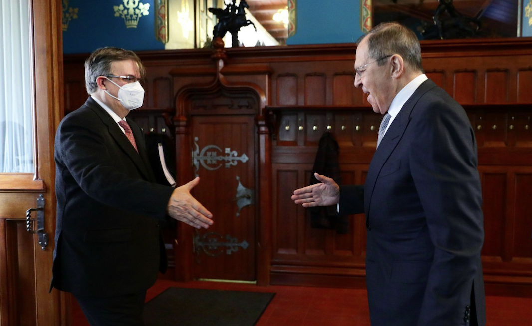 El canciller mexicano Marcelo Ebrard se reunió con  Serguéi Lavrov, ministro de Asuntos Exteriores ruso para negociar. FOTO: CUARTOSCURO