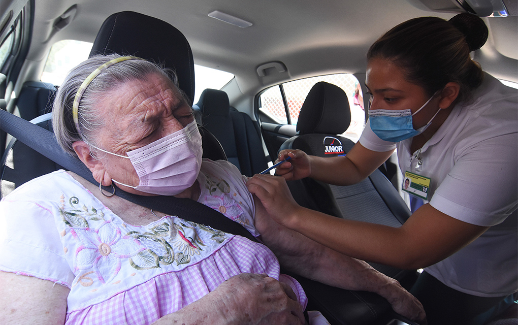 El Gobierno Federal continúa la vacunación en adultos mayores. /Foto: Cuartoscuro