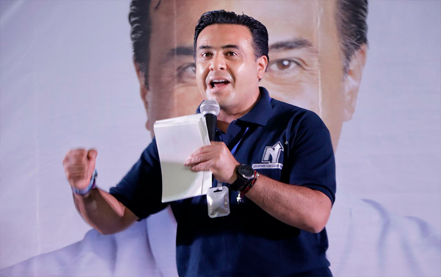 Luis Nava durante un acto de campaña con jóvenes