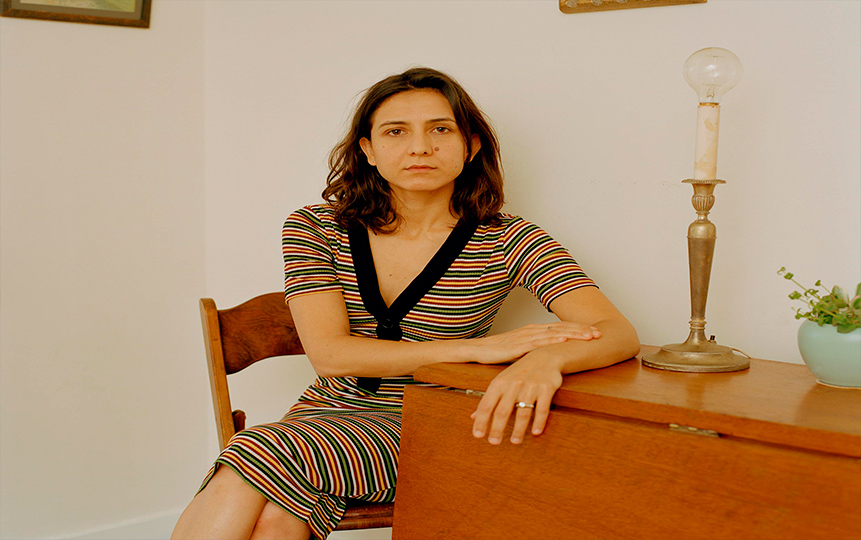 Presenta Otessa Moshfegh su nueva novela: 'La muerte en sus manos'