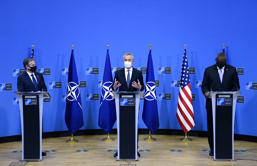 El secretario de Estado de Estados Unidos, Anthony Blinken, (izquierda), el secretario general de la OTAN, Jens Stoltenberg, (centro), y el secretario de Defensa estadounidense, Lloyd Austin, durante una conferencia de prensa en la sede de la OTAN, en Bruselas, el miércoles 14 de abril de 2021. (Johanna Geron, Pool vía AP)