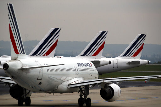 Aviones de Air France estacionados en la pista del Aeropuerto Charles de Gaulle, en las afueras de París, Francia, el 17 de mayo de 2019. (AP Foto/Christophe Ena, File)