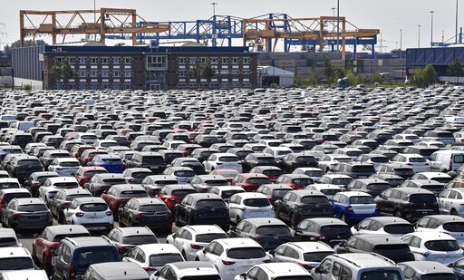 Fotografía de archivo del 3 de junio de 2020 de autos nuevos en el puerto en Duisburg, Alemania. (AP Foto/Martin Meissner, Archivo)