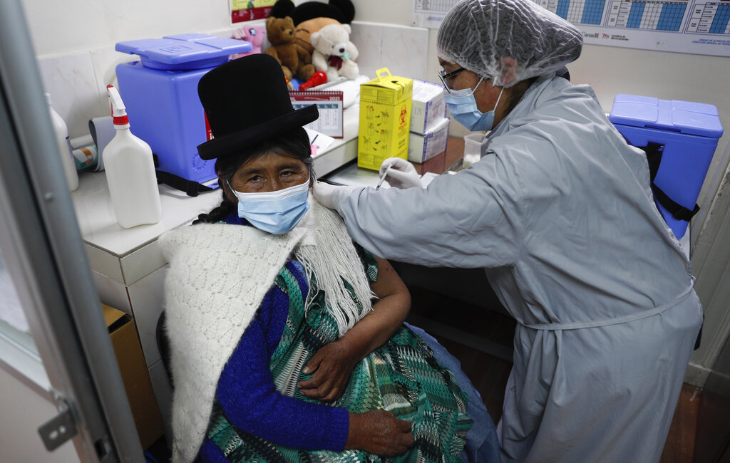 Una mujer recibe una dosis de la vacuna AstraZeneca para COVID-19 en una clínica estatal de seguridad social durante la inmunización de personas mayores de 80 años en La Paz, Bolivia, el miércoles 14 de abril de 2021. (Foto AP/Juan Karita)