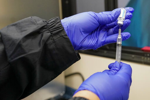 Una enfermera se prepara para aplicar la vacuna del coronavirus en Uniondale, Nueva York, el 31 de marzo del 2021.  (AP Photo/Mary Altaffer)