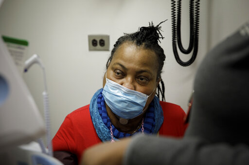 Sonia Sein, receptora de un trasplante de traquea, durante un examen médico en el Hospital Mt. Sinai en Nueva York el 22 de marzo del 2021. (AP Foto/Marshall Ritzel)