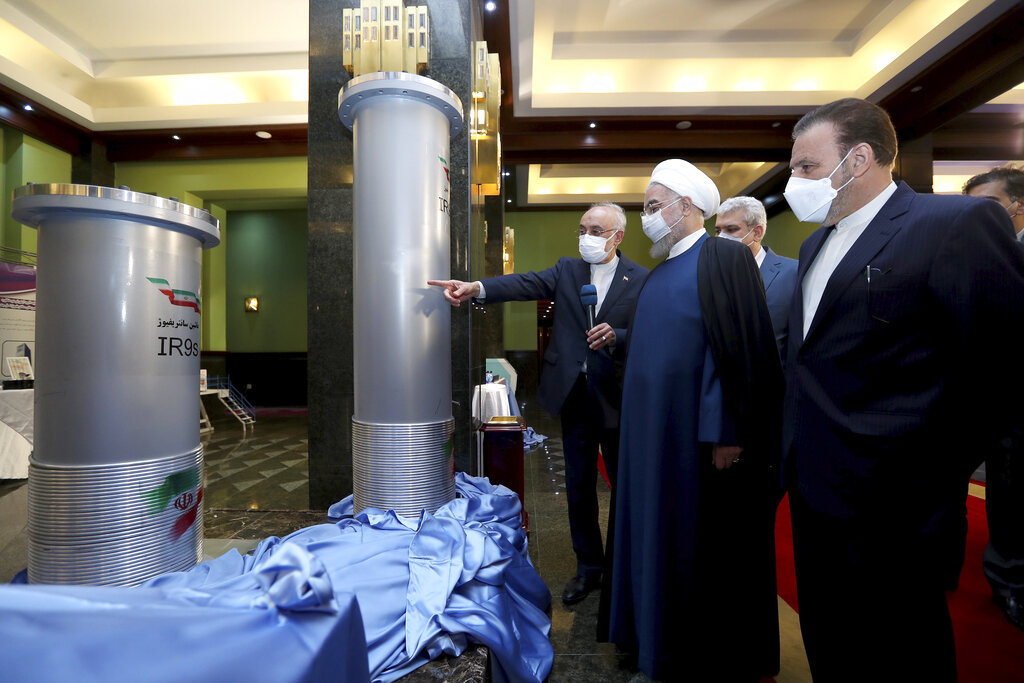 Foto de la presidencia de Irán en la que aparece el presidente Hassan Rouhani (segundo desde la derecha) escuchando al jefe de la Agencia de Energía Atómica de Irán Alí Akbar Salehi durante una visita a una exhibición de los nuevos logros nucleares de país en Teherán.  (Oficina de la Presidencia de Irán vía AP).