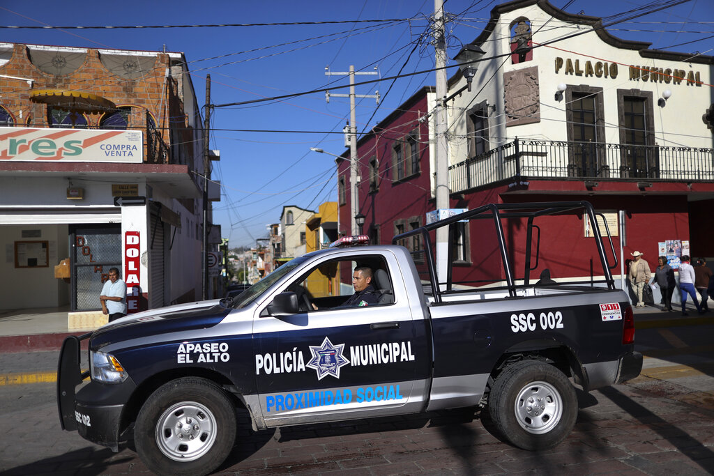 Policías municipales transitan por una calle en Apaseo El Alto, estado de Guanajuato, México, el 10 de febrero de 2020. (AP Foto/Rebecca Blackwell, File)