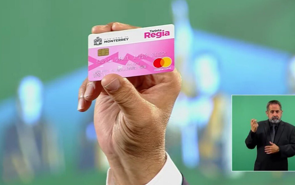 Aprovecha AMLO tarjetas rosas para criticar a las autoridades electorales/ Foto: Especial