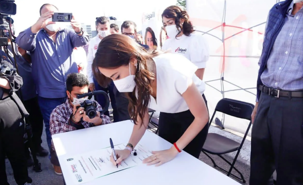 María Alemán firma su compromiso con ambientalistas, para fincar estrategias de rescate ecológico en el Estado. Foto: Especial