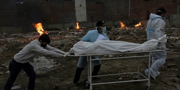 India rompe récord y registra 4 mil 187 muertes por COVID-19 en un solo día