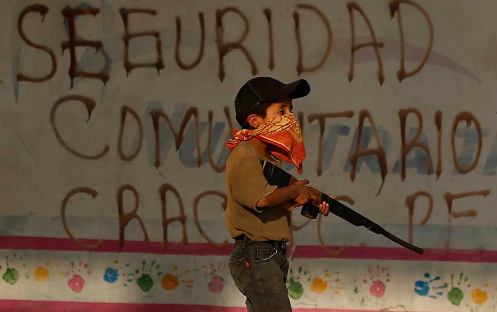 Niños con armas: postales de un México olvidado