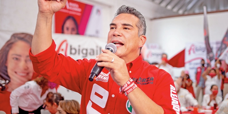 Priistas en Querétaro entregan a 'Alito' Moreno denuncia contra Osorio Chong