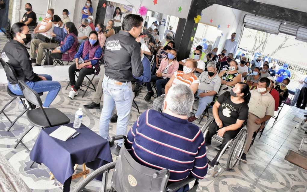 Roberto Sosa se compromete con becas para personas con discapacidad