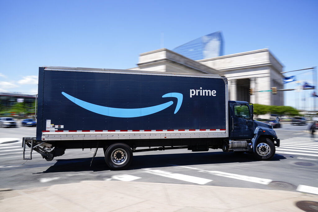 Un camión de Amazon viaja por Filadelfia, el viernes 30 de abril de 2021. Amazon busca contratar a 75.000 personas en un apretado mercado laboral y está ofreciendo bonos para atraer a los trabajadores. (AP Foto/Matt Rourke)