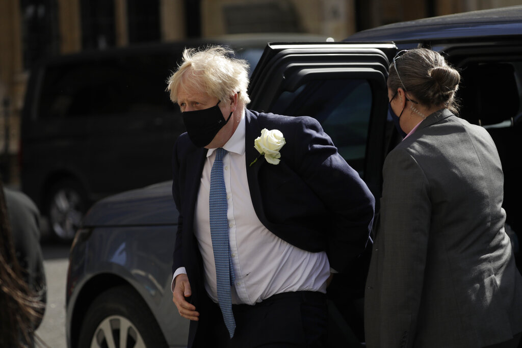 El primer ministro británico Boris Johnson llega al oficio anual de la Fundación Florence Nightingale en homenaje al servicio del personal de enfermería a la comunidad, en la Abadía de Westminster, Londres, 12 de mayo de 2021. (AP Foto/Matt Dunham)