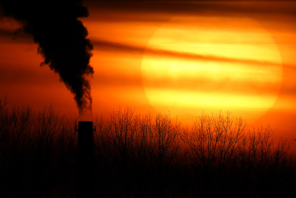 Foto tomada el 1 de febrero del 2021 del humo saliendo de una planta generadora de electricidad en Independence, Missouri. (Foto AP/Charlie Riedel, File)