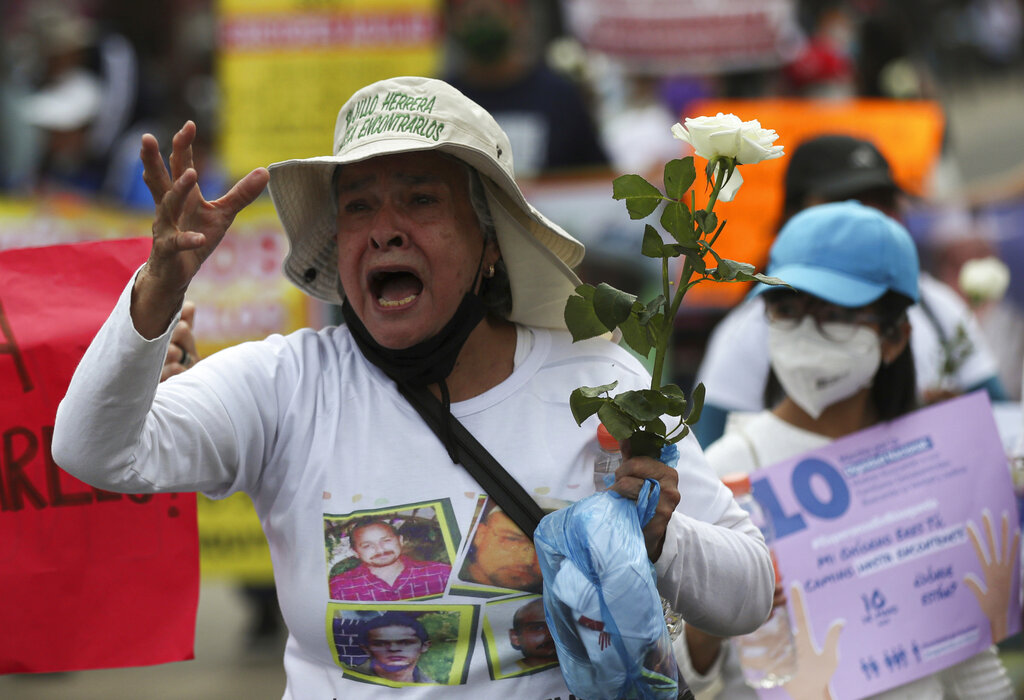 Una mujer grita ¿Dónde están nuestros hijos? durante una marcha en la Ciudad de México para recordar a quienes han desaparecido, el lunes 10 de mayo de 2021. (AP Foto/Fernando Llano)