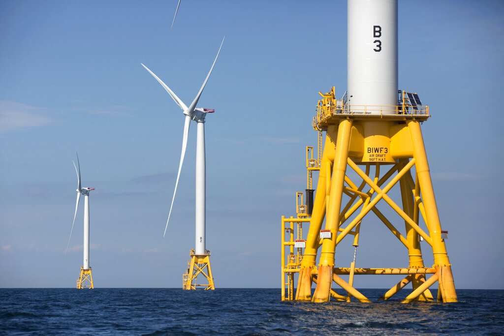 Fotografía de archivo del 15 de agosto de 2016 de tres de las cinco turbinas de Deepwater Wind en la costa de la isla Block, Rhode Island, el primer parque eólico marino del país. (AP Foto/Michael Dwyer, Archivo)