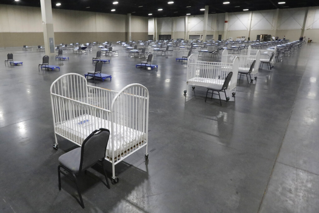 ARCHIVO - En esta imagen de archivo del lunes 6 de abril de 2020, cunas y sillas colocadas en el Mountain America Expo Center en Sandy, Utah, como centro de atención alternativo ante el desbordamiento de los hospitales por la pandemia del COVID-19. La tasa de natalidad de Estados Unidos cayó 4% el año pasado, el mayor descenso en un año en casi 50 años.  (AP Foto/Rick Bowmer)