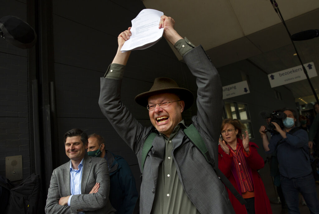 Donald Pols, director de la organización ecologista holandesa Milieudefensie, celebra el fallo de un tribunal holandés contra Royal Dutch Shell que le ordena reducir 45% sus emisiones de carbono para 2030, el 26 de mayo de 2021, en La Haya, Holanda. (AP Foto/Peter Dejong)
