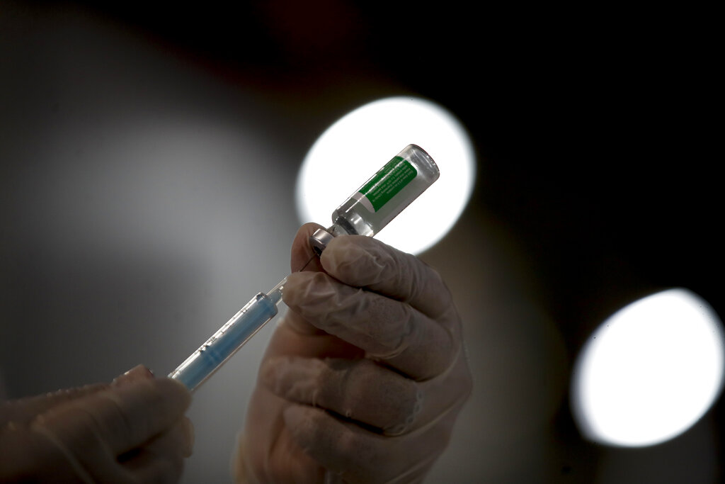 Fotografía de archivo del 24 de febrero de 2021 de una enfermera preparando una dosis de la vacuna de AstraZeneca contra el COVID-19 en Buenos Aires, Argentina. (AP Foto/Natacha Pisarenko, Archivo)