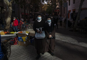 En Chile, camas de uso crítico por COVID, ocupadas al 93% / Foto: AP