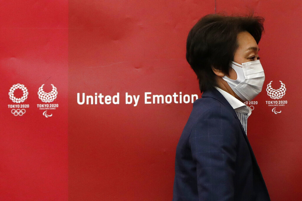 La presidenta del comité organizador de Tokyo 2020, Seiko Hashimoto, sale de una conferencia de prensa después de reunirse con funcionarios municipales en Tokio, 23 de junio de 2021, cuando falta un mes para la inauguración de los Juegos Olímpicos. AP