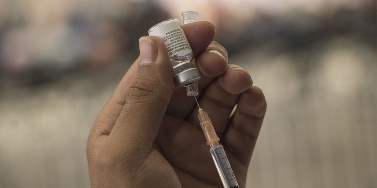 Vacunan contra COVID a los primeros 3 menores de edad en CDMX