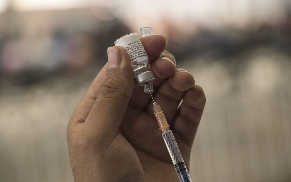 Vacunan contra COVID a los primeros 3 menores de edad en CDMX