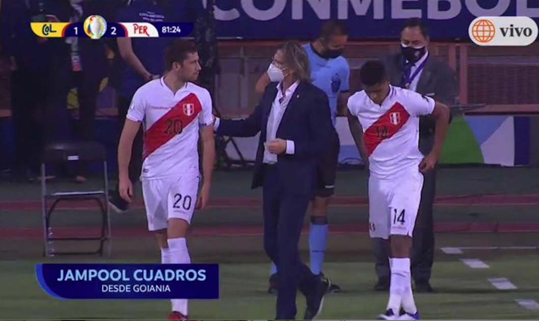 Momento en el que el director técnico argentino de Perú, Ricardo Gareca, llama a Santiago Ormeño para debutar contra a Colombia. ESPECIAL