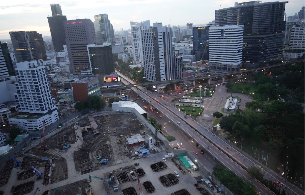 Un recinto en obras se ve vacío en Bangkok ante la nueva amenaza. AP