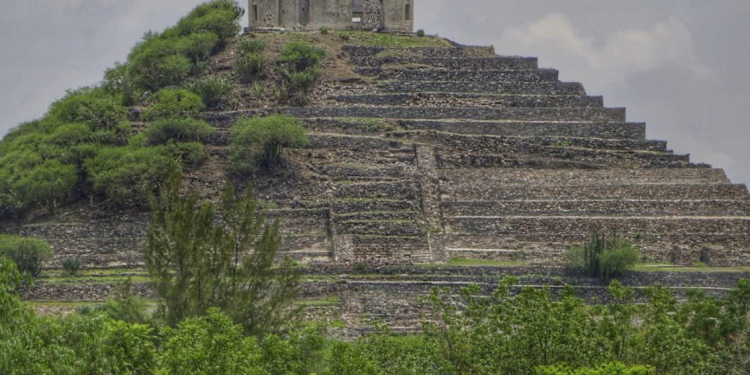 Continúan trabajos de limpieza de Pirámide de El Pueblito
