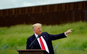 Trump visita la frontera con México y critica a Biden