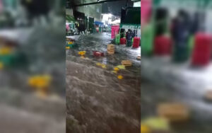 Video: Lluvia arrastra mercancía en la Central de Abastos