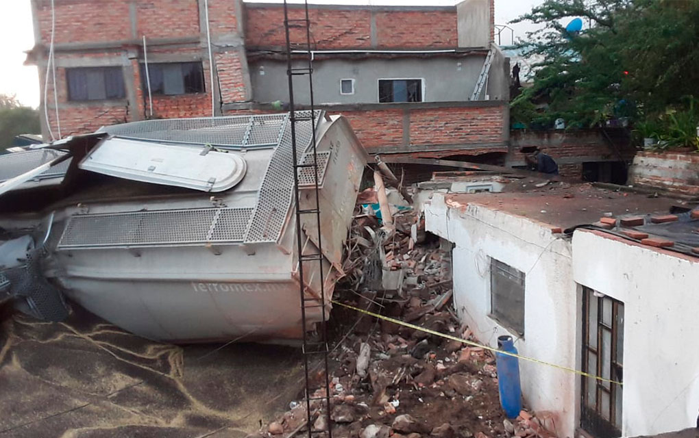 Viviendas en poblado de Jalisco terminan aplastadas por volcadura de vagones de tren 