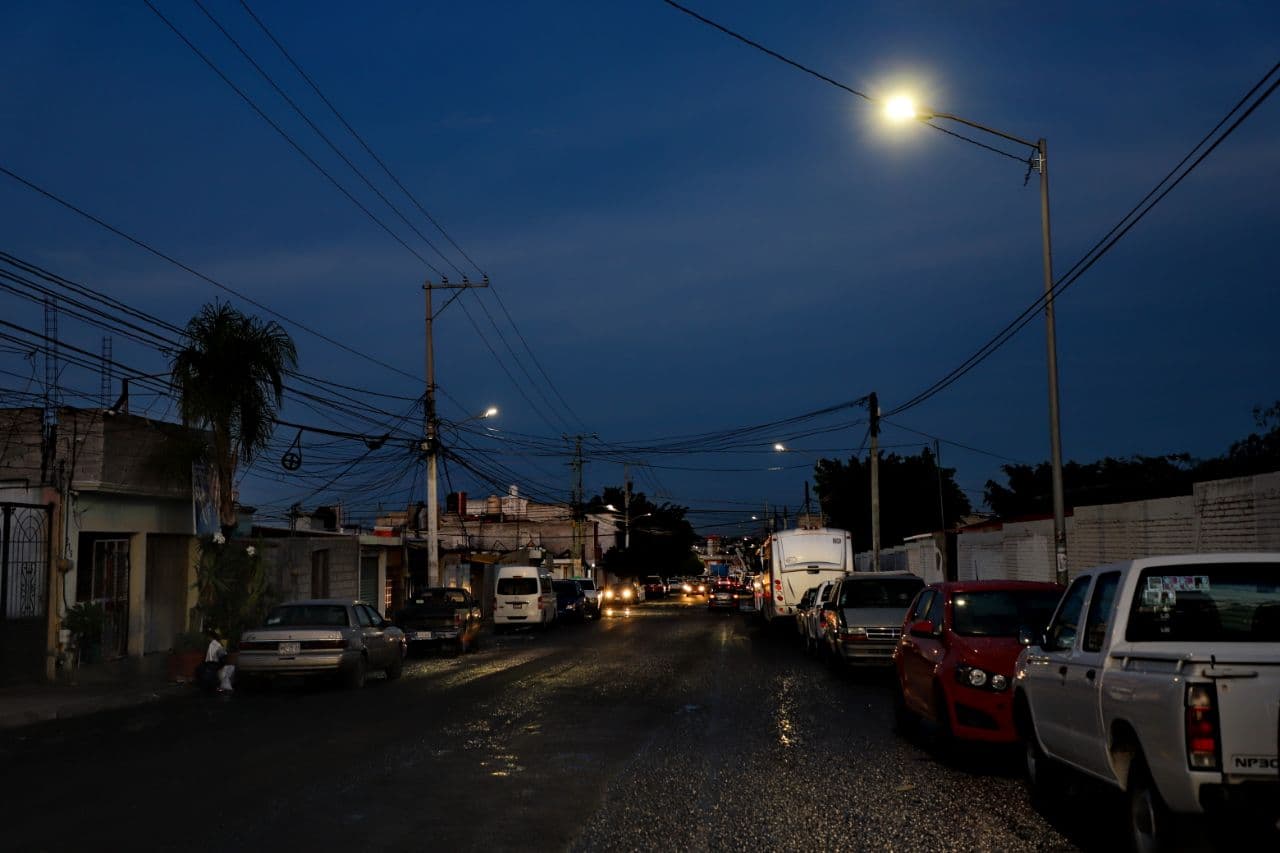 Entregan autoridades municipales luminarias en la colonia la Loma / Foto: Especial
