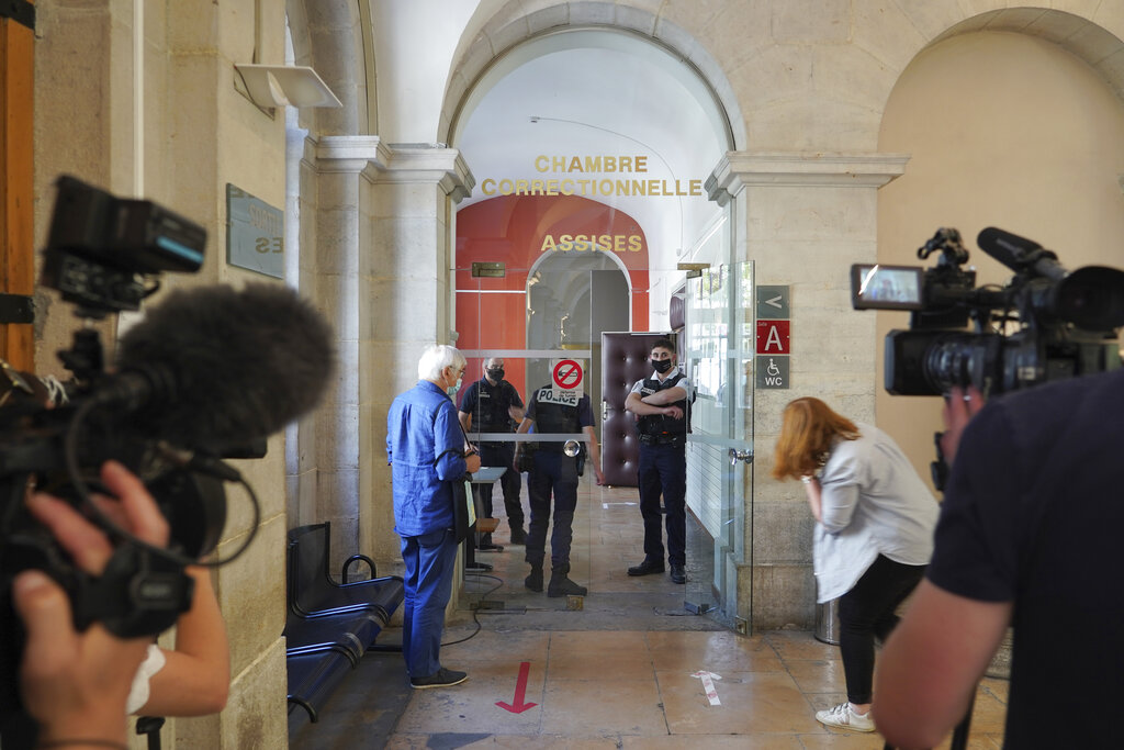 Periodistas esperan afuera de una sala judicial donde es procesado Damien Tarel, un hombre de 28 años que hace unos días abofeteó al presidente francés Emmanuel Macron, en Valence, Francia, el 10 de junio de 2021. (AP Foto/Laurent Cirpriani)
