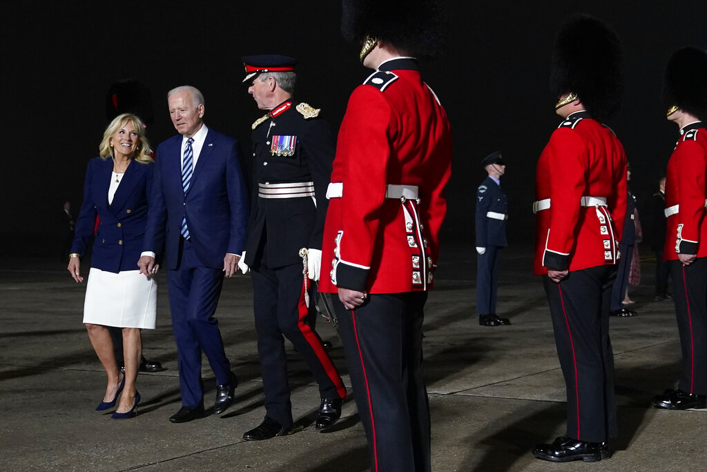El presidente Joe Biden y Jill Biden son escoltados por el coronel Edward Bolitho, Lord Lieutenant de Cornualles, tras descender el avión presidencial en el aeropuerto de Cornualles Newquay, 9 de junio de 2021. Los Biden se dirigen a la cumbre del G7 en Carbis Bay, Inglaterra. (AP Foto/Patrick Semansky)