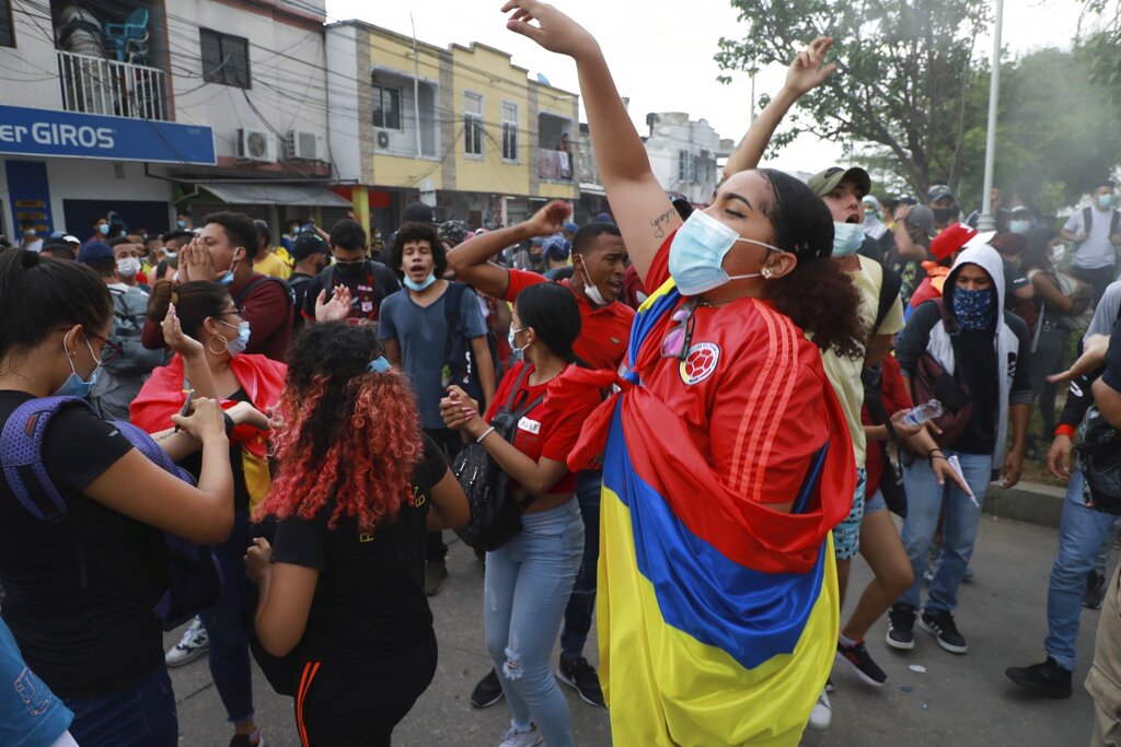 Manifestantes antigubernamentales protestan contra el partido de calificación para el Mundial de Qatar 2022 entre Argentina y Colombia cerca del estadio Metropolitano, en Barranquilla, Colombia, el 8 de junio de  2021. (AP Foto/Jairo Cassiani)
