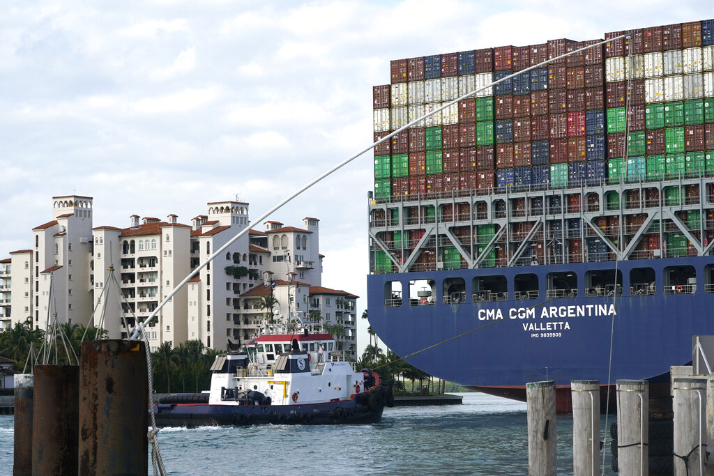 Fotografía de archivo del 6 de abril de 2021 muestra al buque de carga CMA CGM Argentina llegando al puerto de Miami. (AP Foto/Lynne Sladky, Archivo)