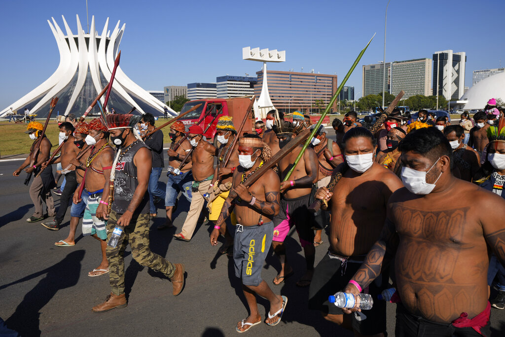 Indígenas protestan frente a la sede del Congreso en Brasil contra una propuesta de ley que podría debilitar las protecciones de sus tierras, en Brasilia el 23 de junio del 2021.  (Foto AP/Ricardo Mazalan)