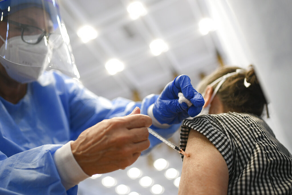 Reitera AMLO llamado a la población a vacunarse / Foto: AP