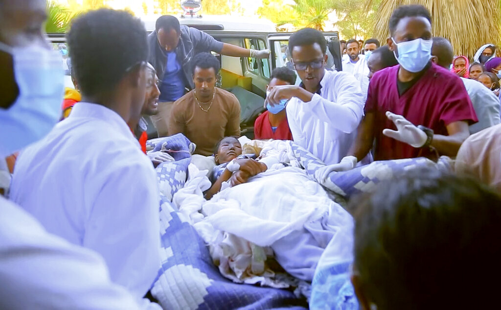 En una imagen tomada de un video, una persona herida en un ataque aéreo en una aldea llega en una ambulancia al Hospital de Referencias Ayder, en Mekele, en la región Tigray del norte de Etiopía, el miércoles 23 de junio de 2021. (AP Foto)