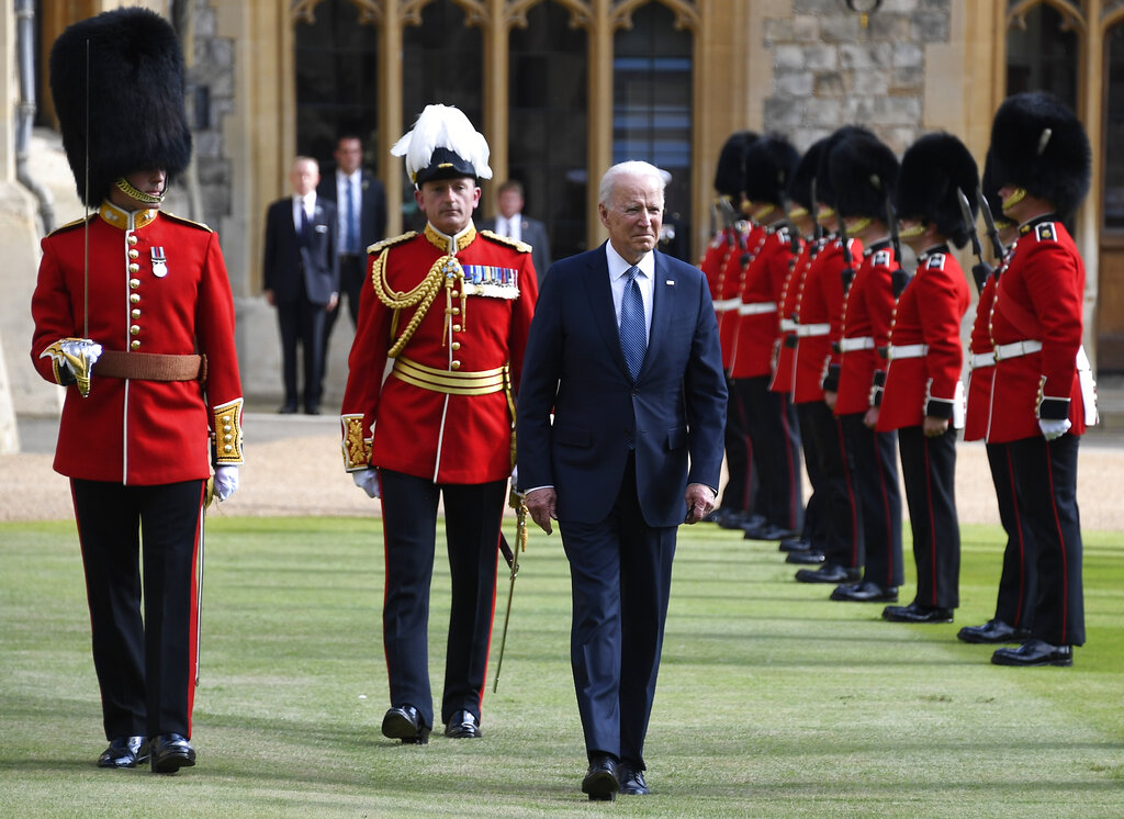 El presidente Joe Biden saluda a la Guardia de Honor al llegar al castillo de Windsor a visitar a la reina Isabel II, en Londres el 13 de junio de 2021. (AP Foto/Alberto Pezzali)