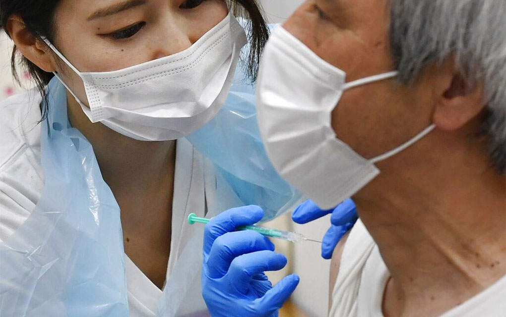 Un hombre recibe la vacuna de Pfizer contra el COVID-19 en el estadio Noevir de Kobe, Japón, 31 de mayo de 2021. Japón anunció el miércoles 2 de junio de 2021 que donará 800 millones de dólares al programa COVAX. (Yu Nakajima/Kyodo News via AP)