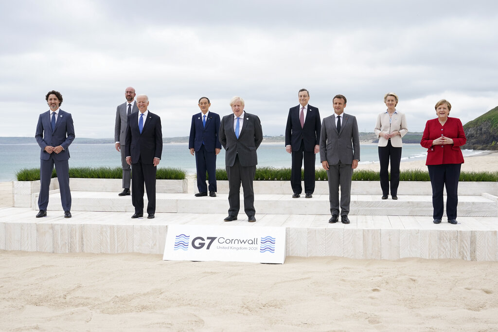 Los líderes del G7 posan para una foto de grupo con vistas al mar en el hotel Carbis Bay, en St. Ives, Cornualles, Inglaterra, el viernes 11 de junio de 2021. De izquierda a derecha, el primer ministro de Canadá, Justin Trudeau; el presidente del Consejo Europeo, Charles Michel; el presidente de Estados Unidos, Joe Biden; el primer ministro de Japón, Yoshihide Suga; el primer ministro británico, Boris Johnson; el primer ministro de Italia, Mario Draghi; el presidente de Francia, Emmanuel Macron; la presidenta de la Comisión Europea, Ursula von der Leyen, y la canciller de Alemania, Angela Merkel. (AP Foto/Patrick Semansky, Pool)