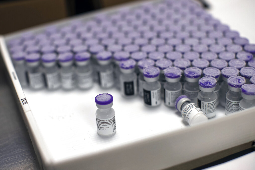 Esta fotografía muestra vacunas de Pfizer/BioNTech contra el COVID-19 el 4 de enero de 2021 en el Hospital MontLegia CHC, en Lieja, Bélgica. (AP Foto/Francisco Seco, archivo)