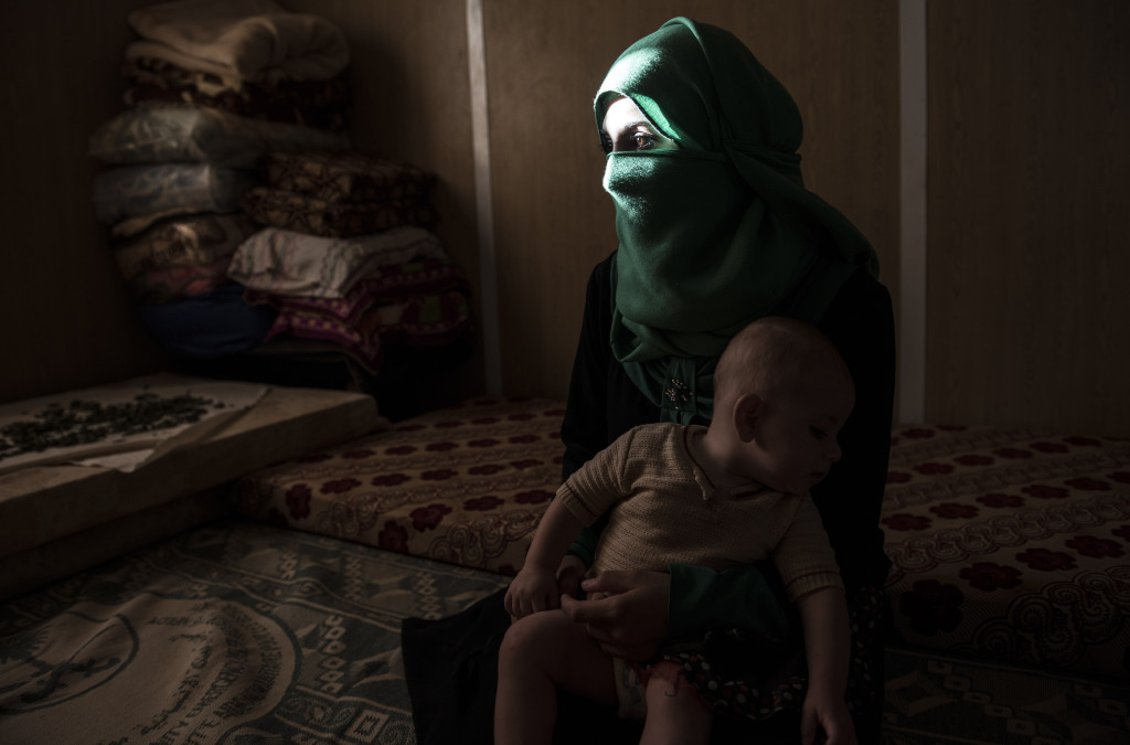 2014 YEAR IN REVIEW - FOR USE AS DESIRED --  Yasmeen Ritaj, 16, who left her abusive husband, and returned to the Zaatari camp with her daughter, 10 km east of Mafraq, Jordan, Aug. 27, 2014. For many Syrian families in Jordan’s refugee camps, marrying girls off at younger ages is seen as necessary, but women’s advocates say that they are trading immediate dangers for longer-term ones. (Lynsey Addario/The New York Times) -- NO SALES
