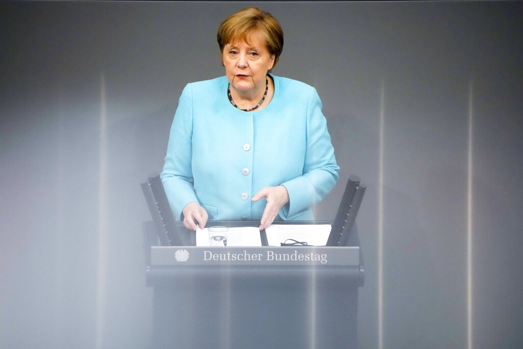 La canciller alemana Angela Merkel informa al Parlamento alemán antes de una cumbre de la Unión Europea, en el Bundestag de Berlín, Alemania, el jueves 24 de junio de 2021. (AP Foto/Markus Schreiber)